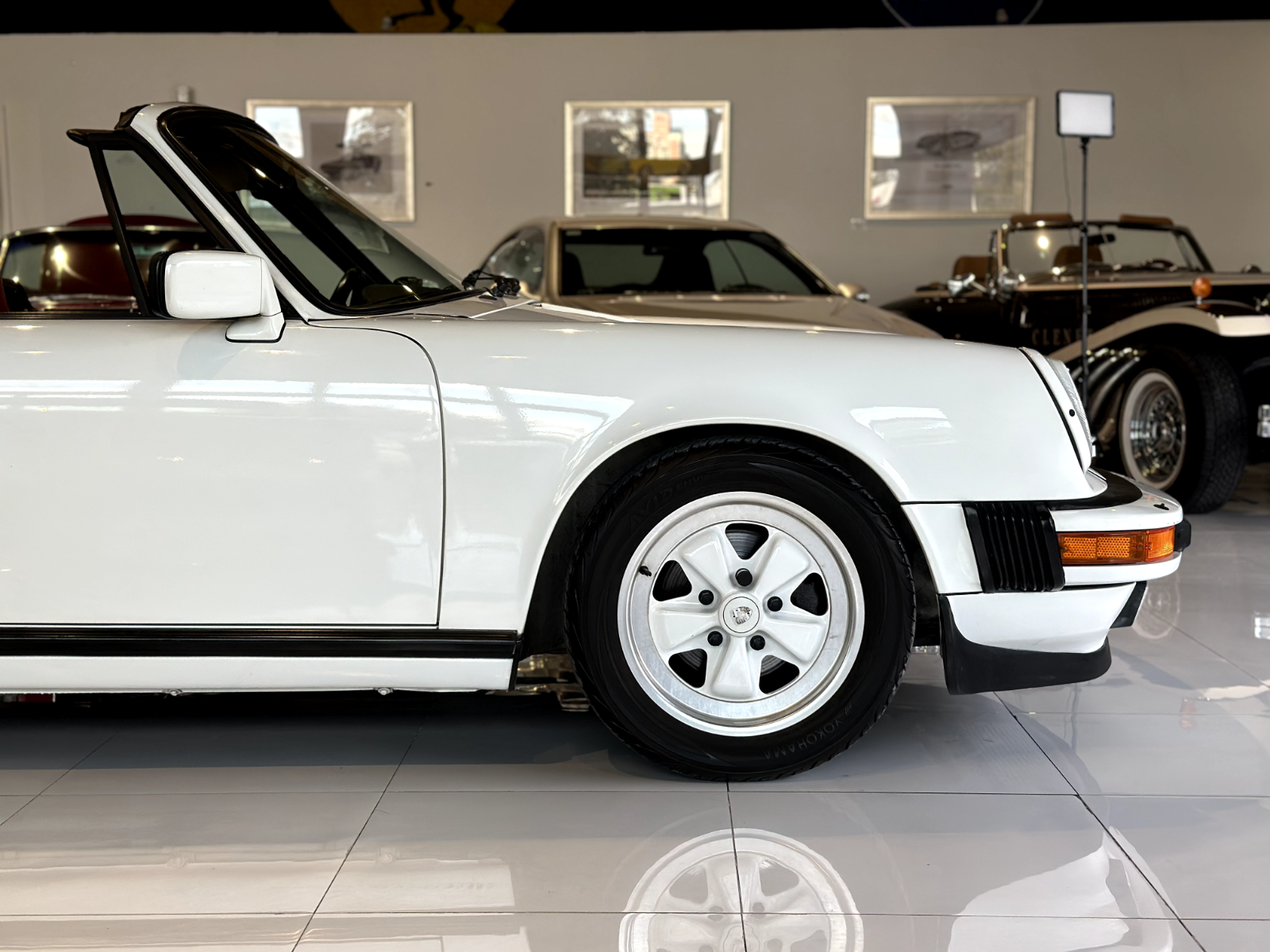 Porsche-911-Cabriolet-1988-White-Red-116700-14