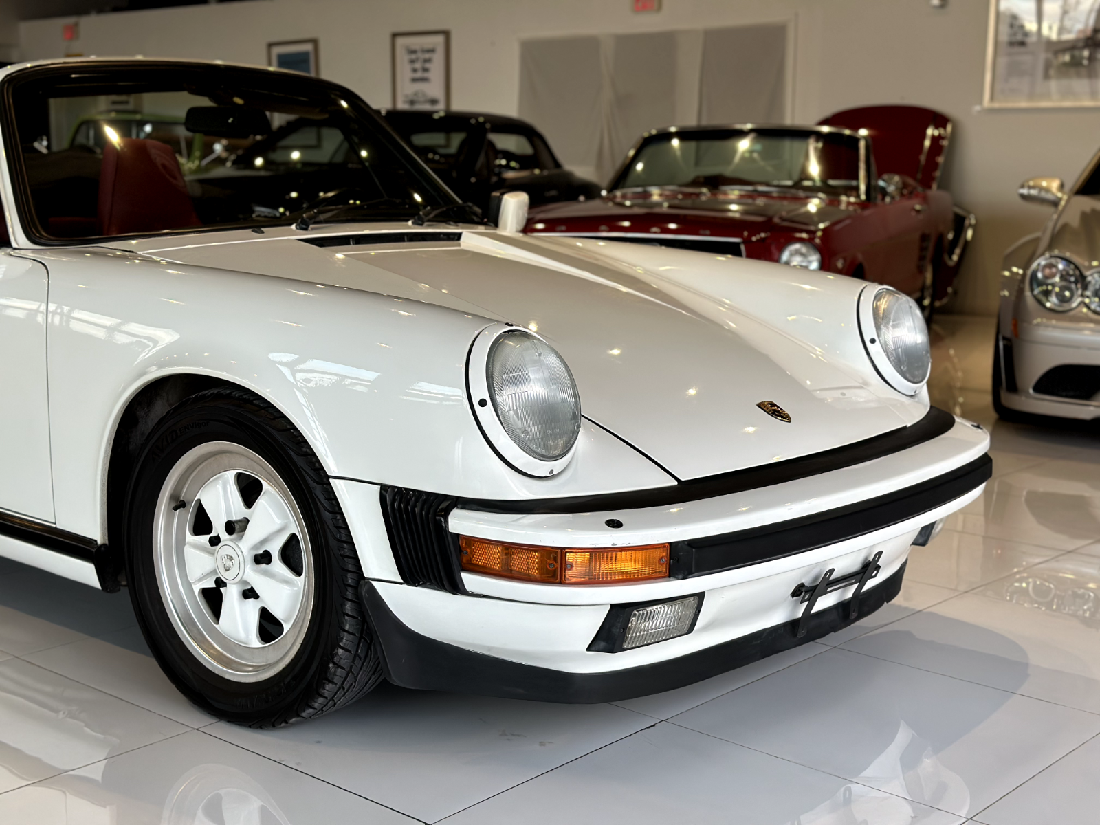 Porsche-911-Cabriolet-1988-White-Red-116700-15