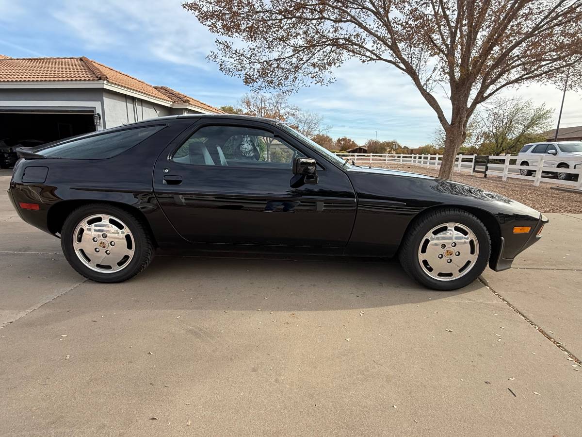 Porsche-928-1981-black-130357-1