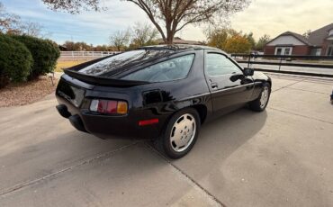 Porsche-928-1981-black-130357-2