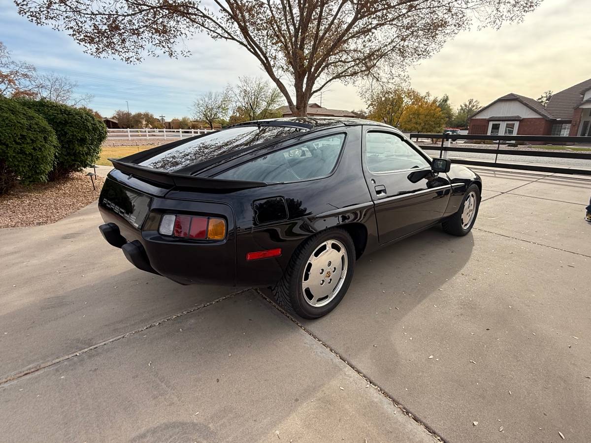 Porsche-928-1981-black-130357-2