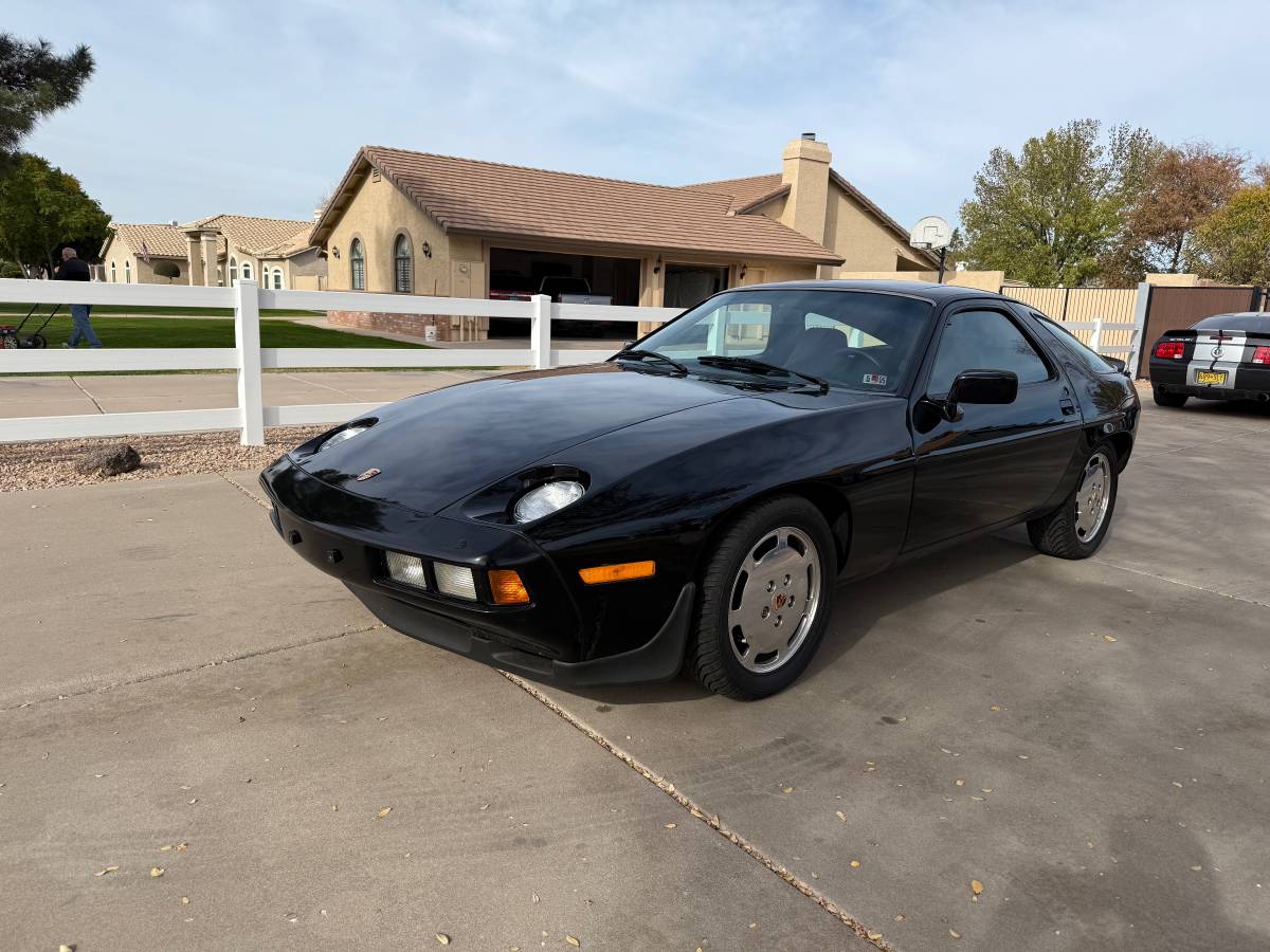 Porsche-928-1981-black-130357-3