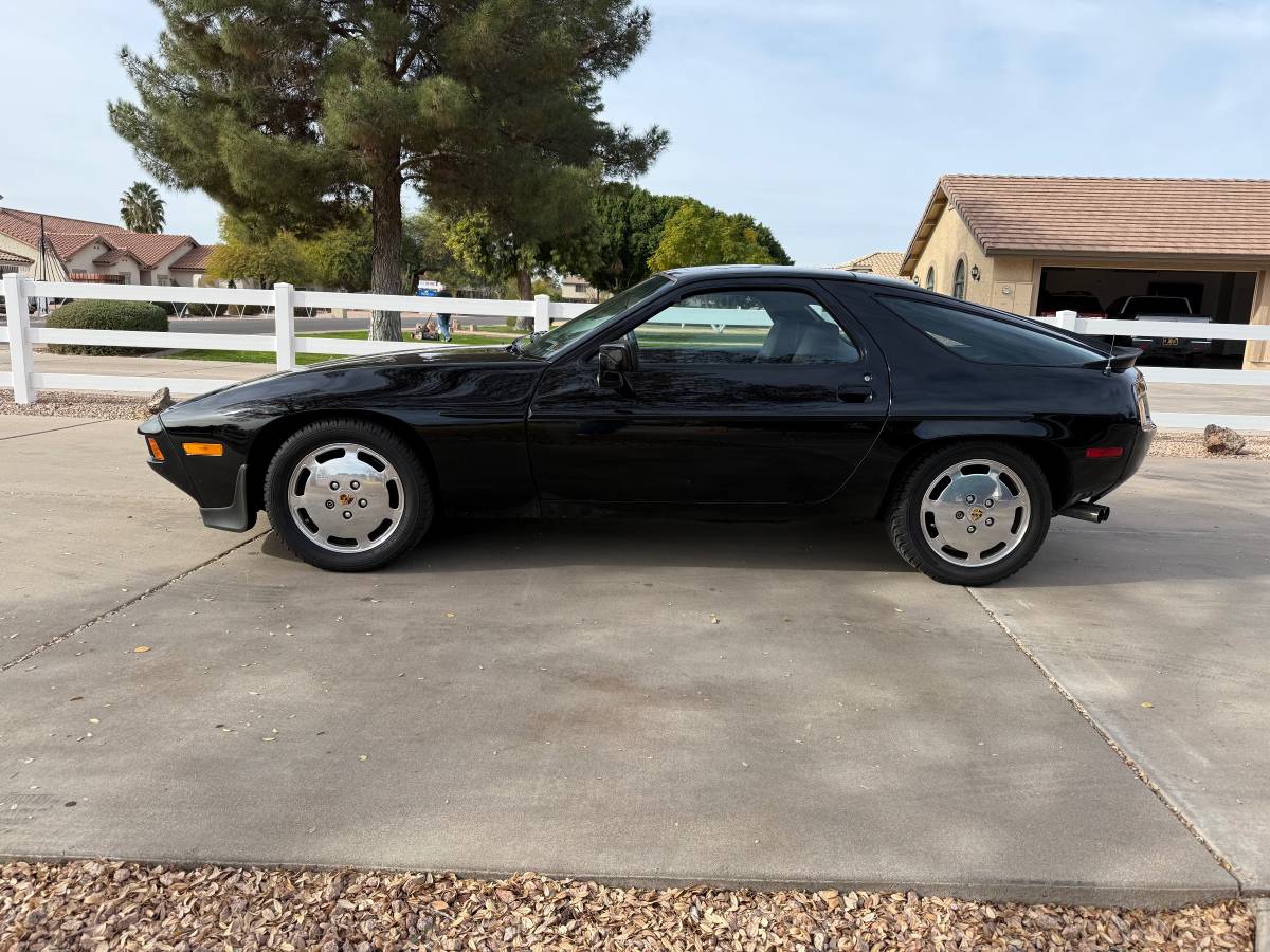 Porsche-928-1981-black-130357-4