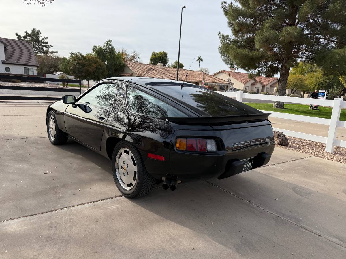 Porsche-928-1981-black-130357-5