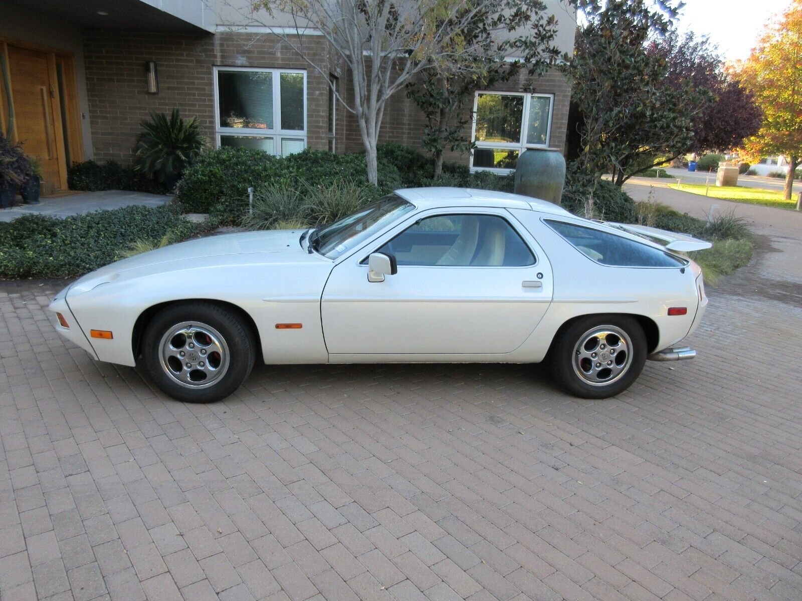 Porsche-928-Coupe-1980-White-Tan-230464-1