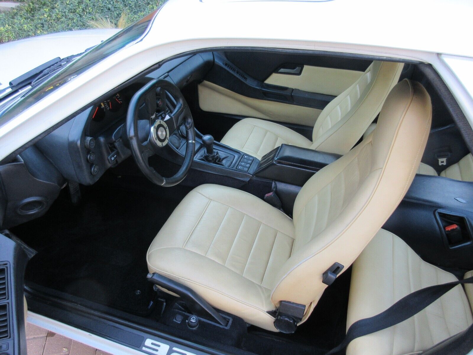 Porsche-928-Coupe-1980-White-Tan-230464-11