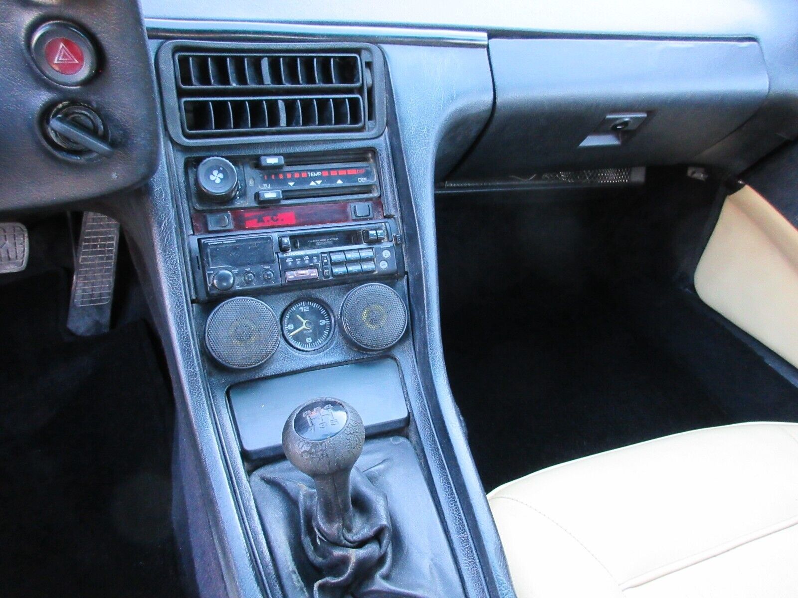 Porsche-928-Coupe-1980-White-Tan-230464-13