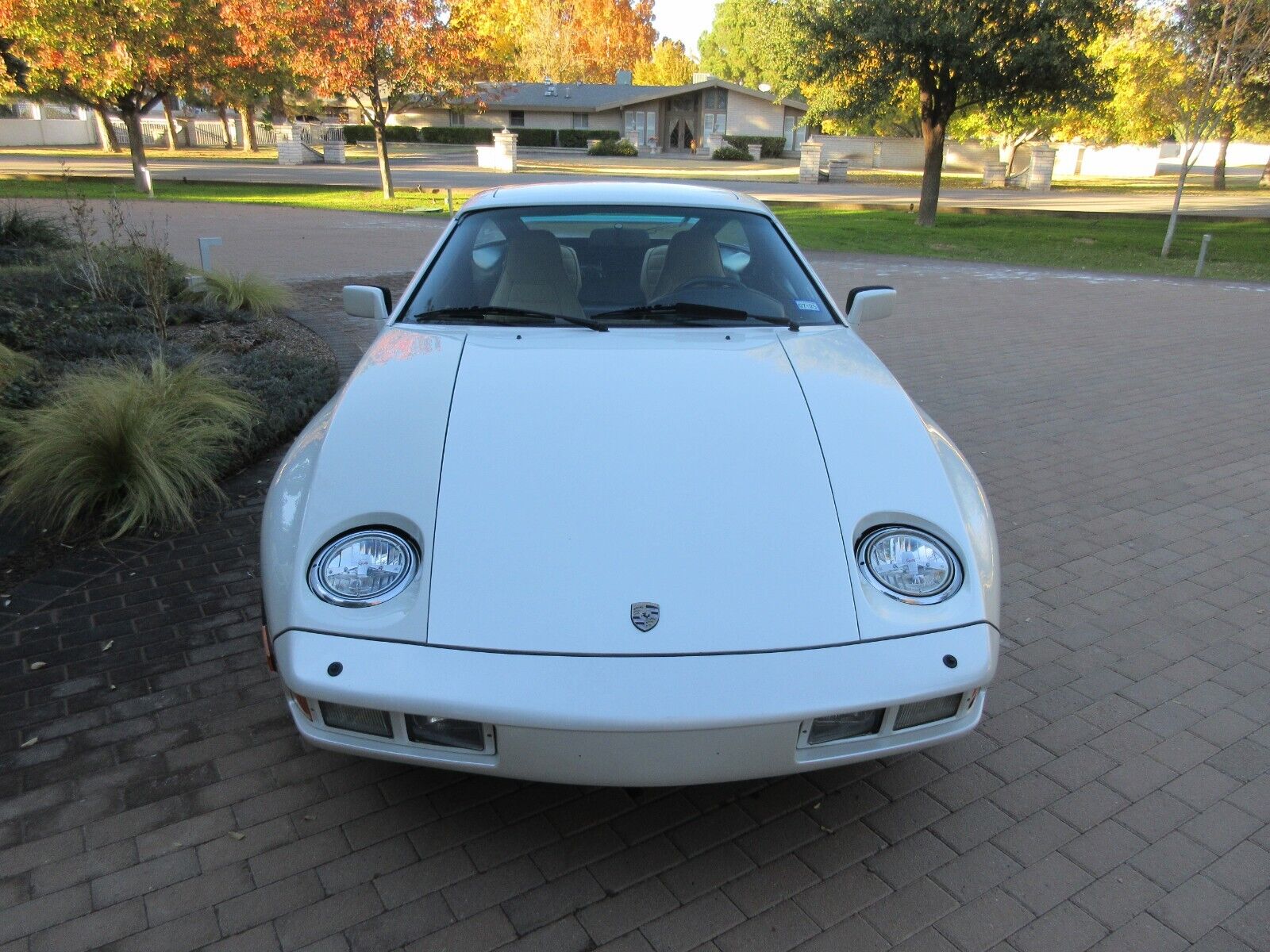 Porsche-928-Coupe-1980-White-Tan-230464-2