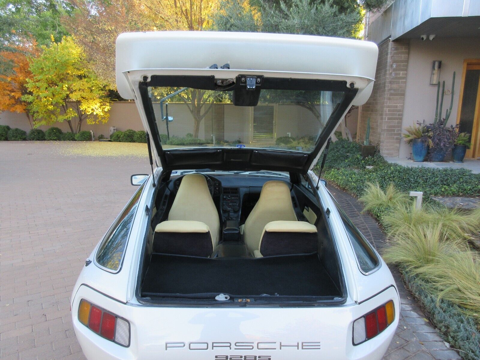 Porsche-928-Coupe-1980-White-Tan-230464-23