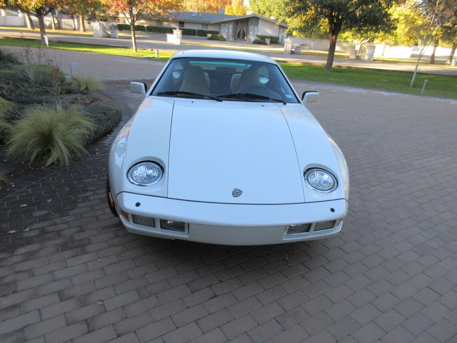 Porsche-928-Coupe-1980-White-Tan-230464-3