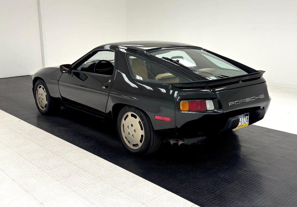 Porsche-928-Coupe-1984-Black-Tan-105126-2