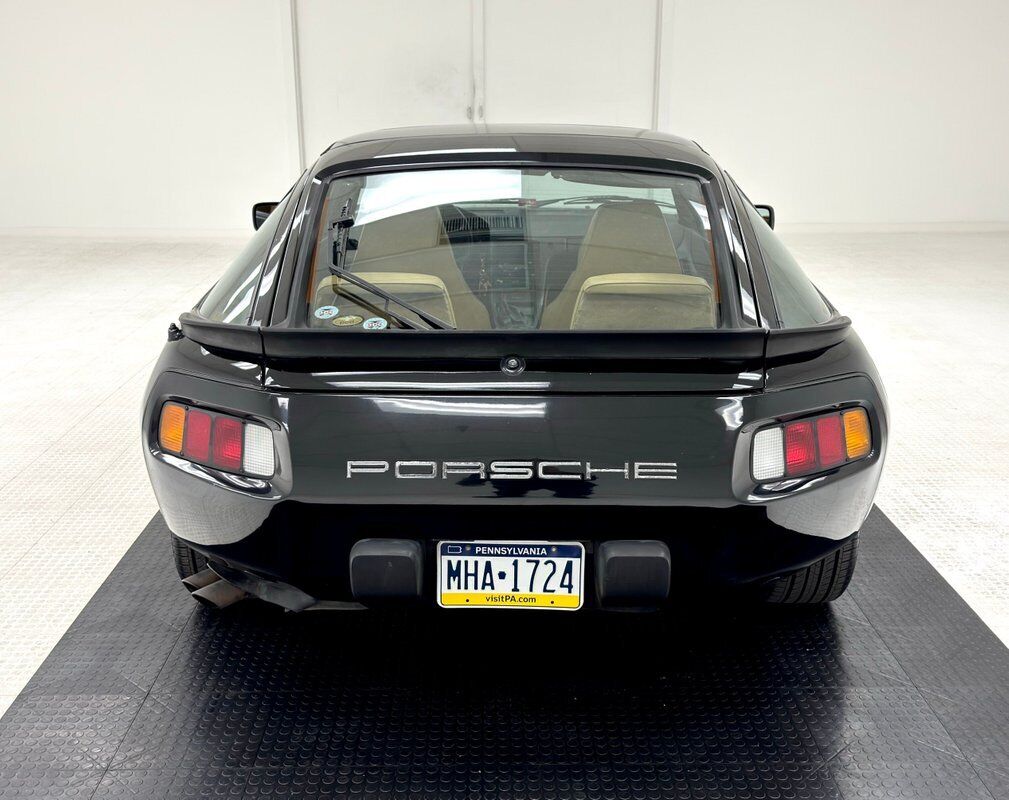 Porsche-928-Coupe-1984-Black-Tan-105126-3