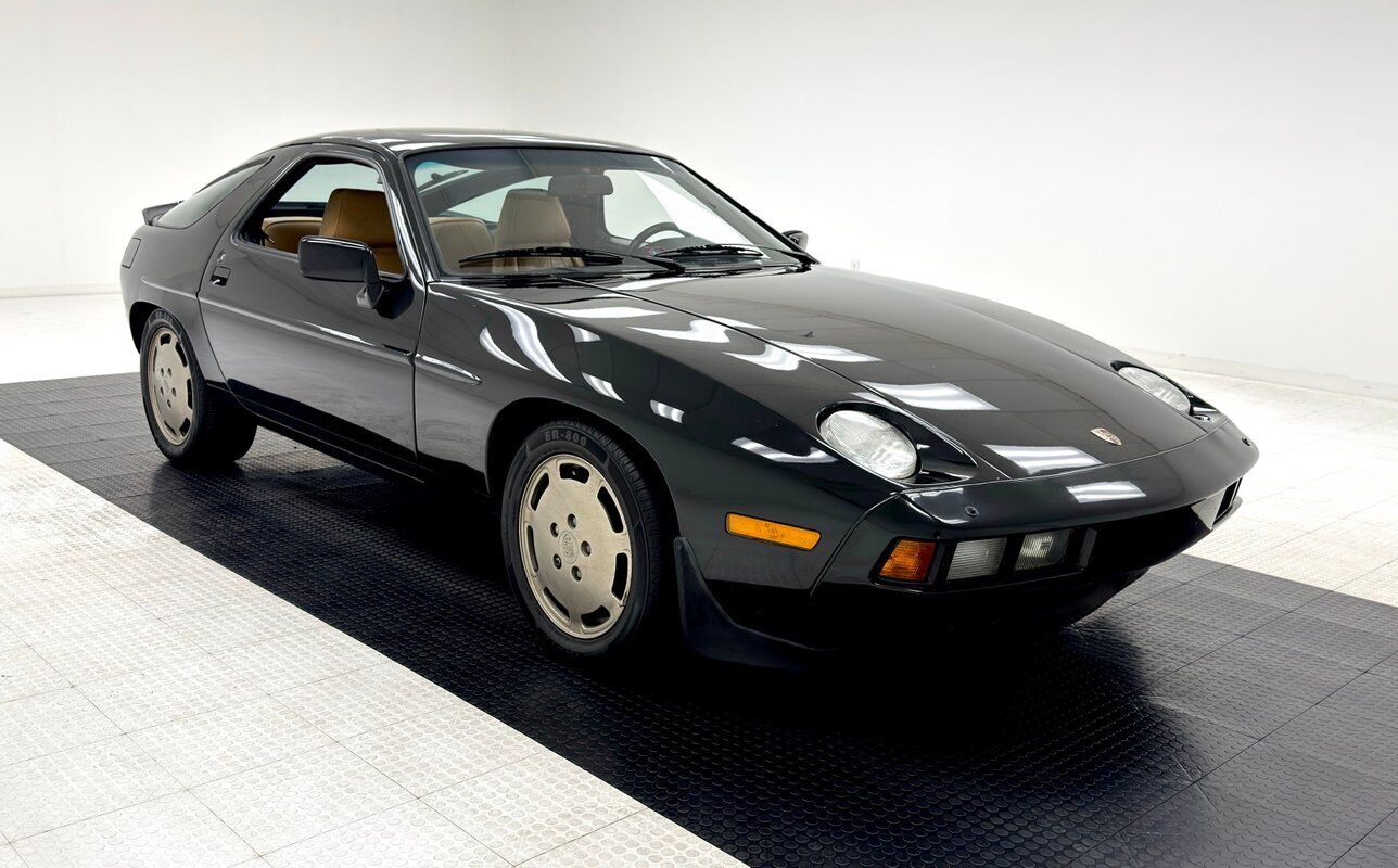 Porsche-928-Coupe-1984-Black-Tan-105126-6