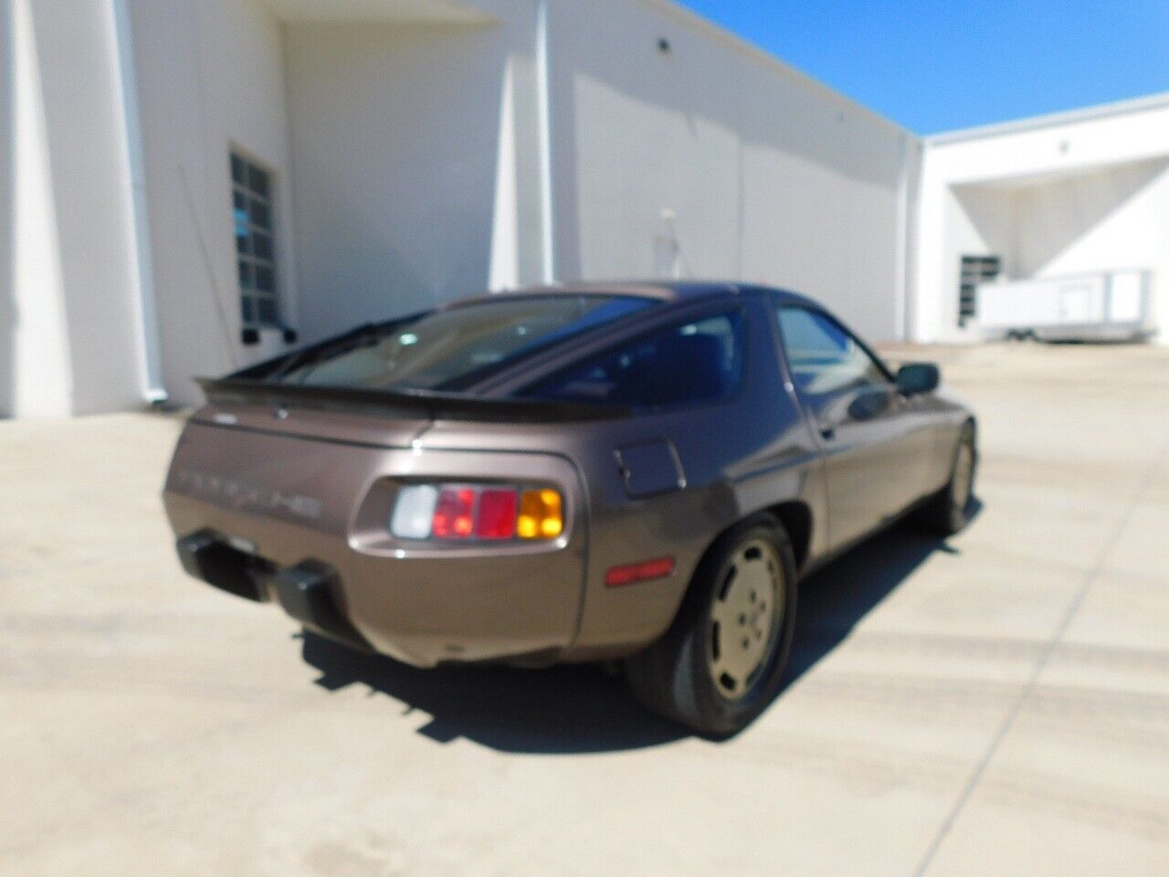 Porsche-928-Coupe-1984-Gray-Maroon-8779-10