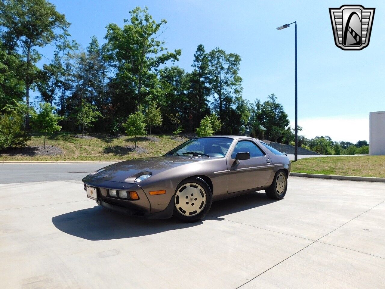 Porsche-928-Coupe-1984-Gray-Maroon-8779-2