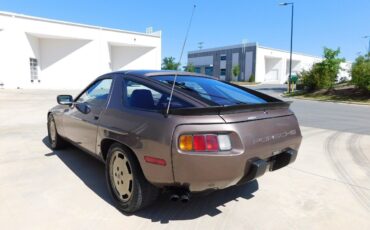 Porsche-928-Coupe-1984-Gray-Maroon-8779-8