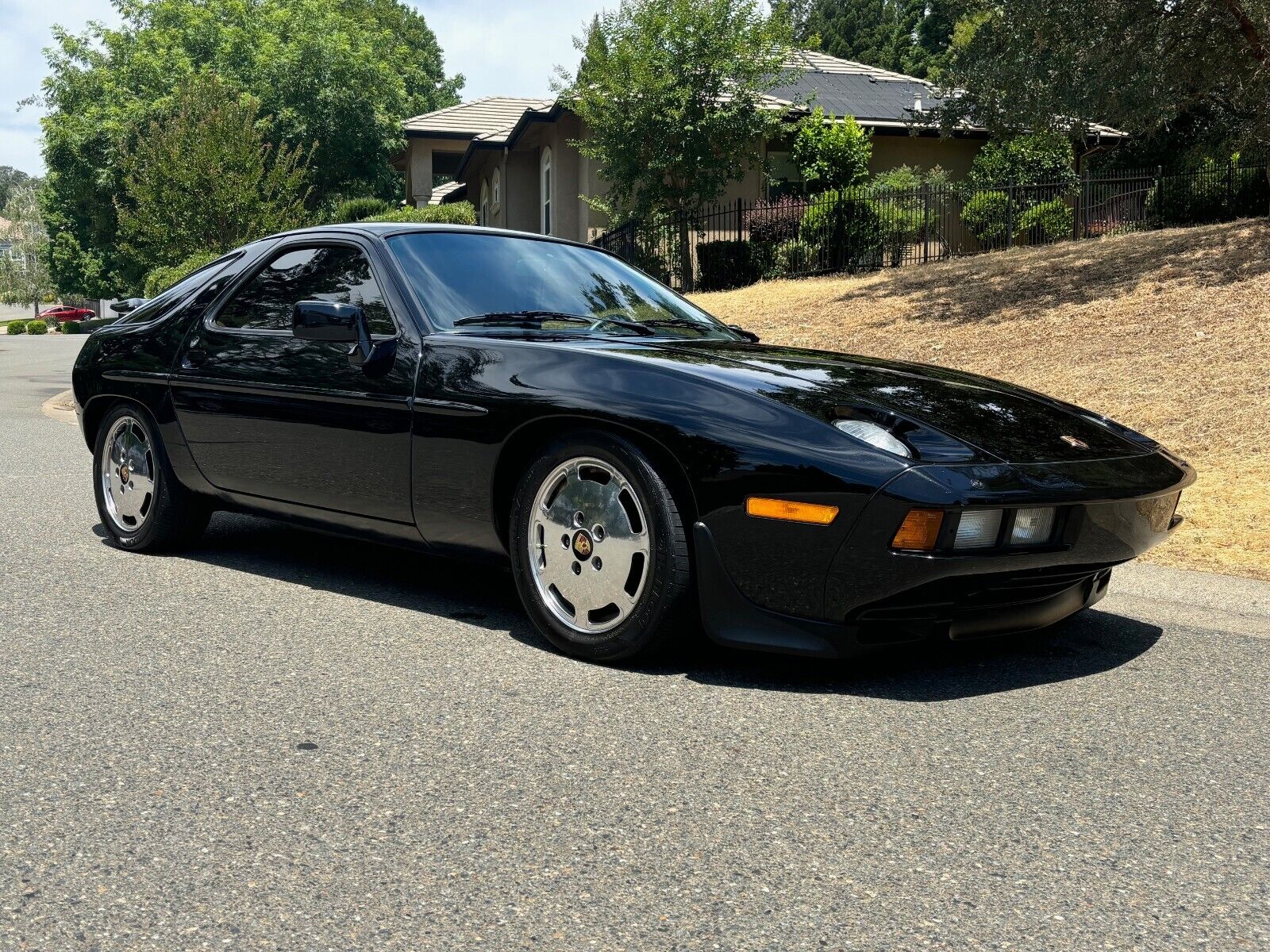 Porsche-928-Coupe-1985-Black-Tan-154175-1