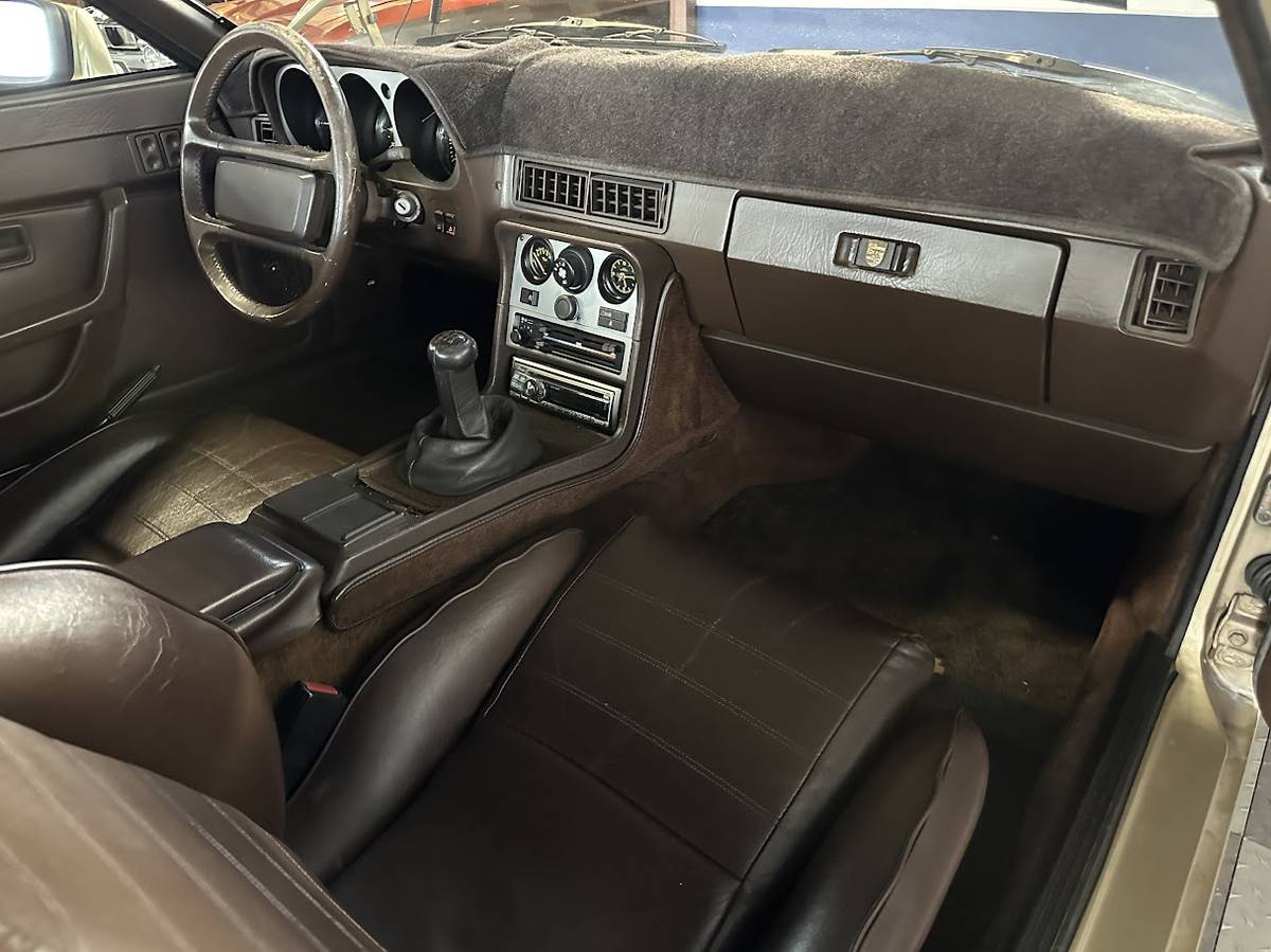 Porsche-944-1984-198665-10