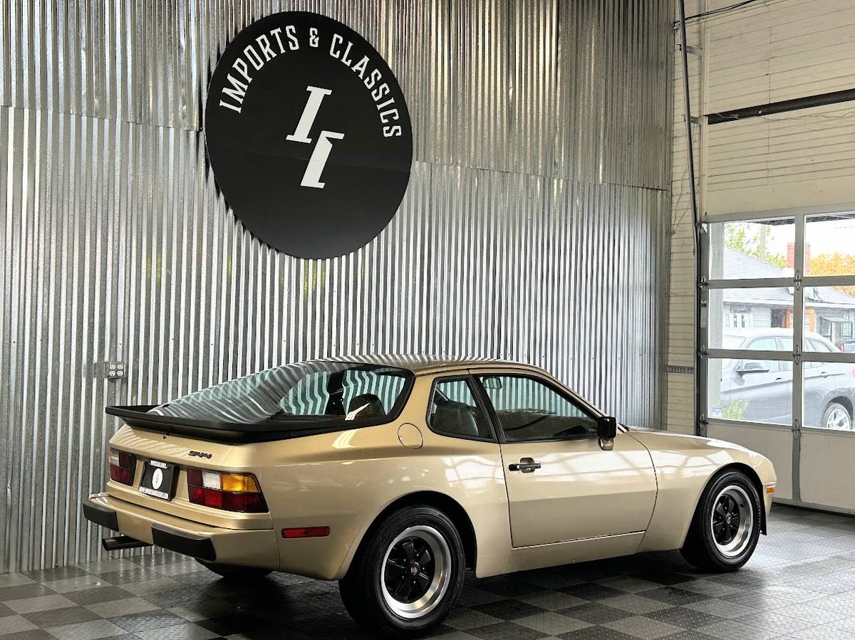 Porsche-944-1984-198665-3