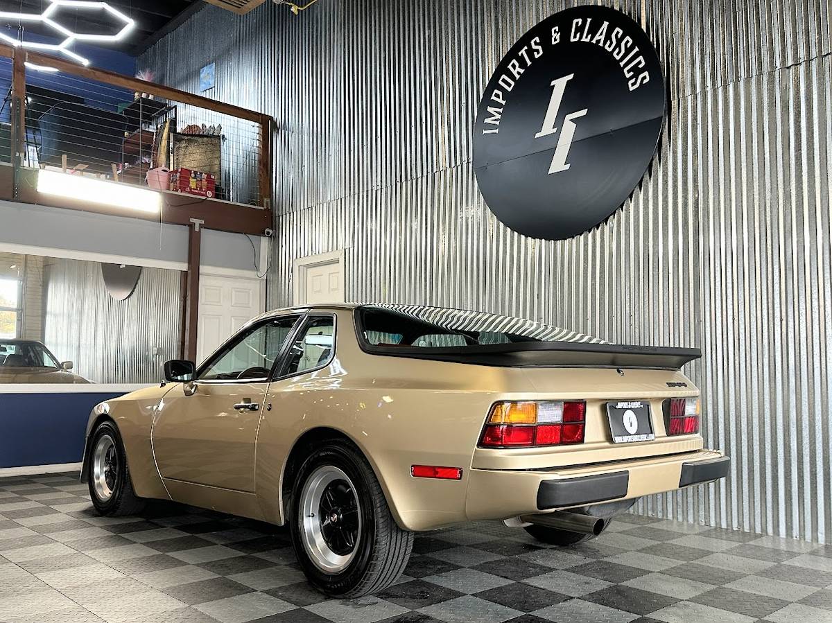 Porsche-944-1984-198665-4