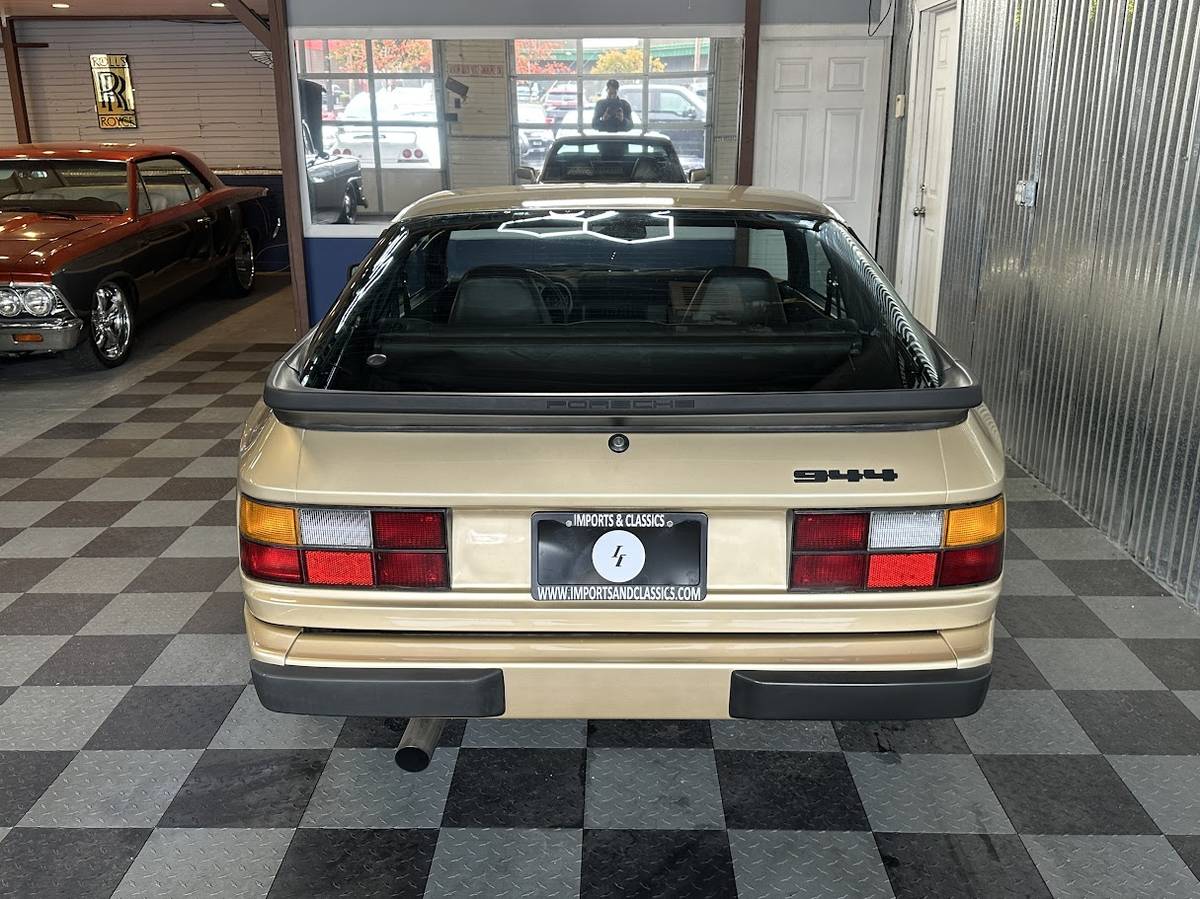 Porsche-944-1984-198665-6