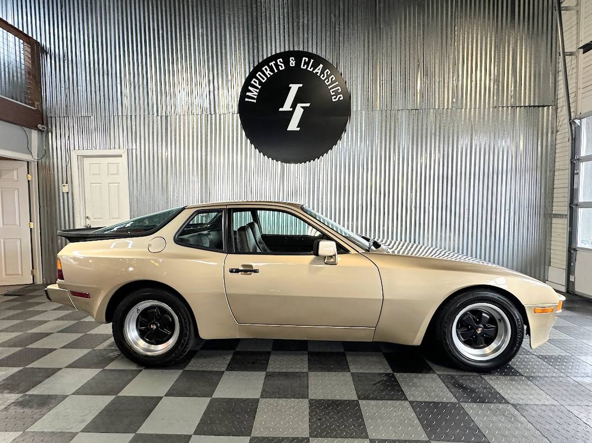 Porsche-944-1984-198665-7