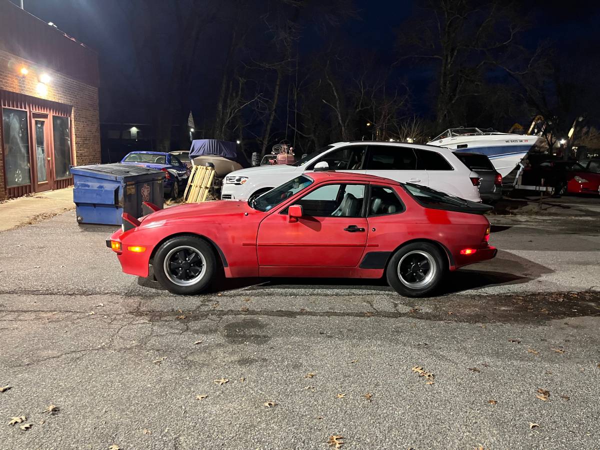 Porsche-944-1984-red-226917-4