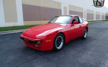 Porsche-944-Coupe-1983-Red-Black-94921-3