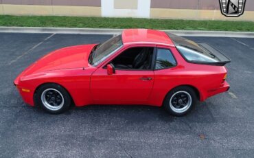 Porsche-944-Coupe-1983-Red-Black-94921-4