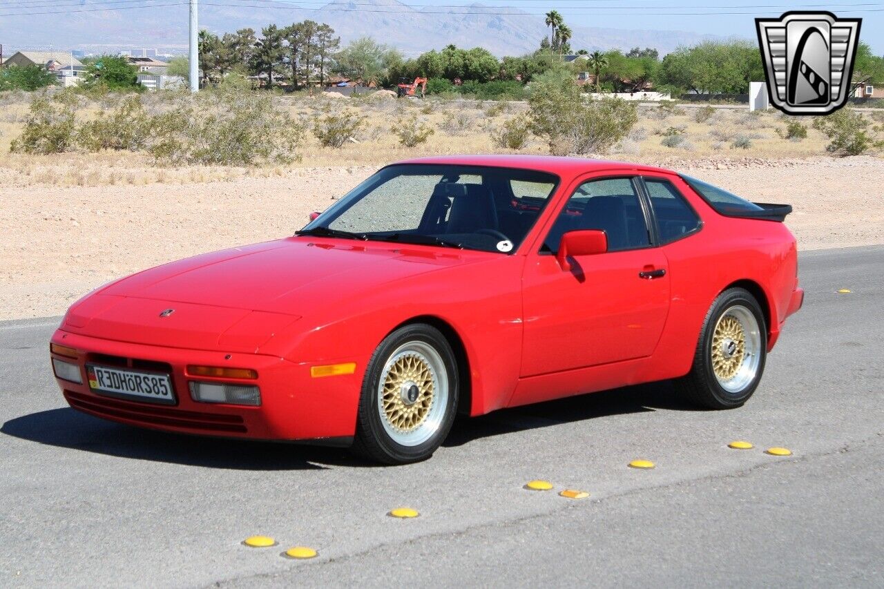 Porsche-944-Coupe-1985-Red-Black-142639-2