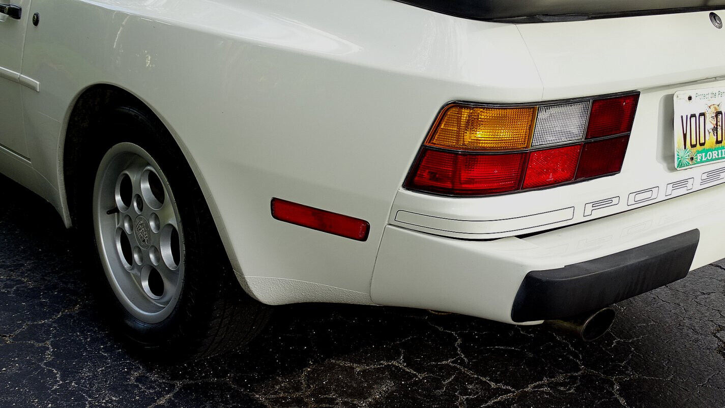 Porsche-944-Coupe-1986-White-Burgundy-72420-10