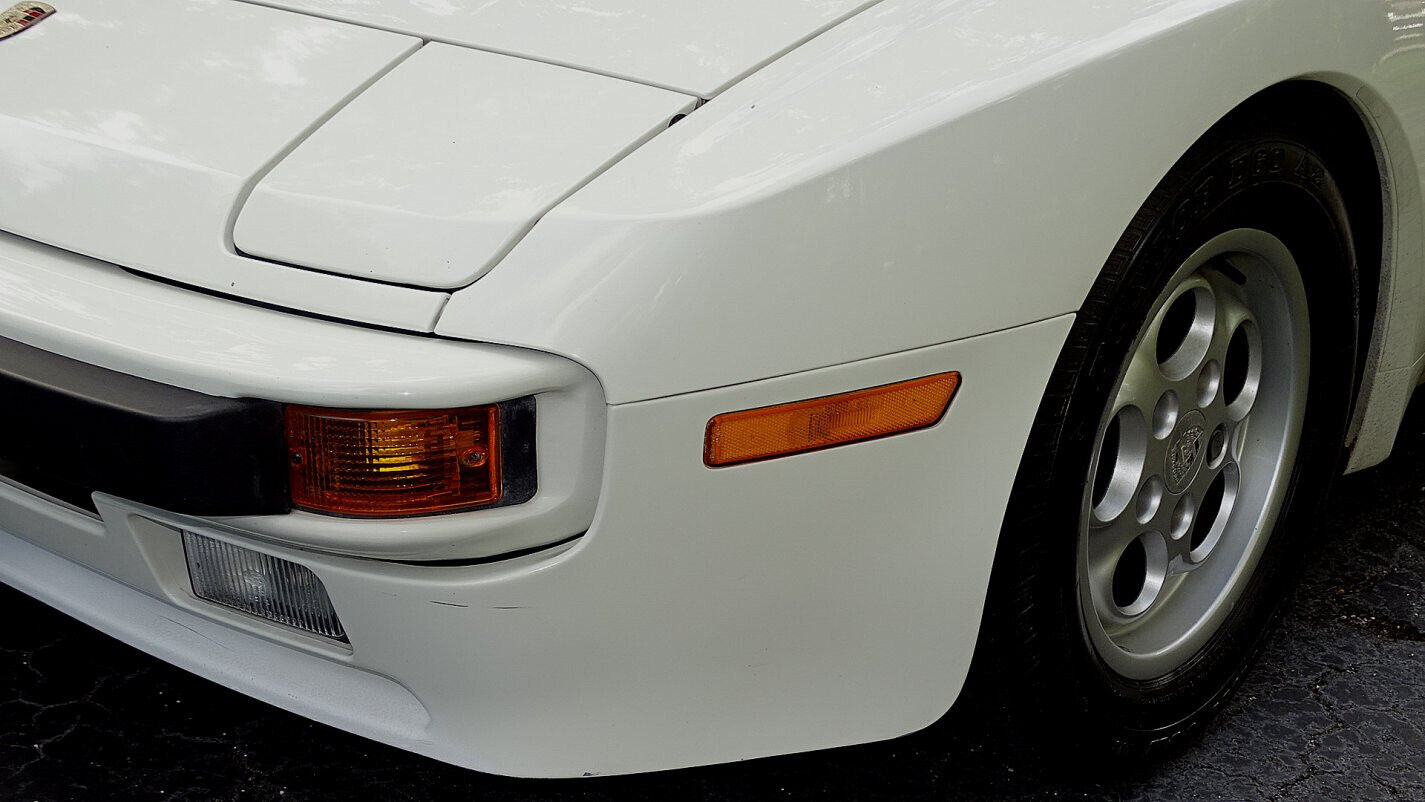 Porsche-944-Coupe-1986-White-Burgundy-72420-13