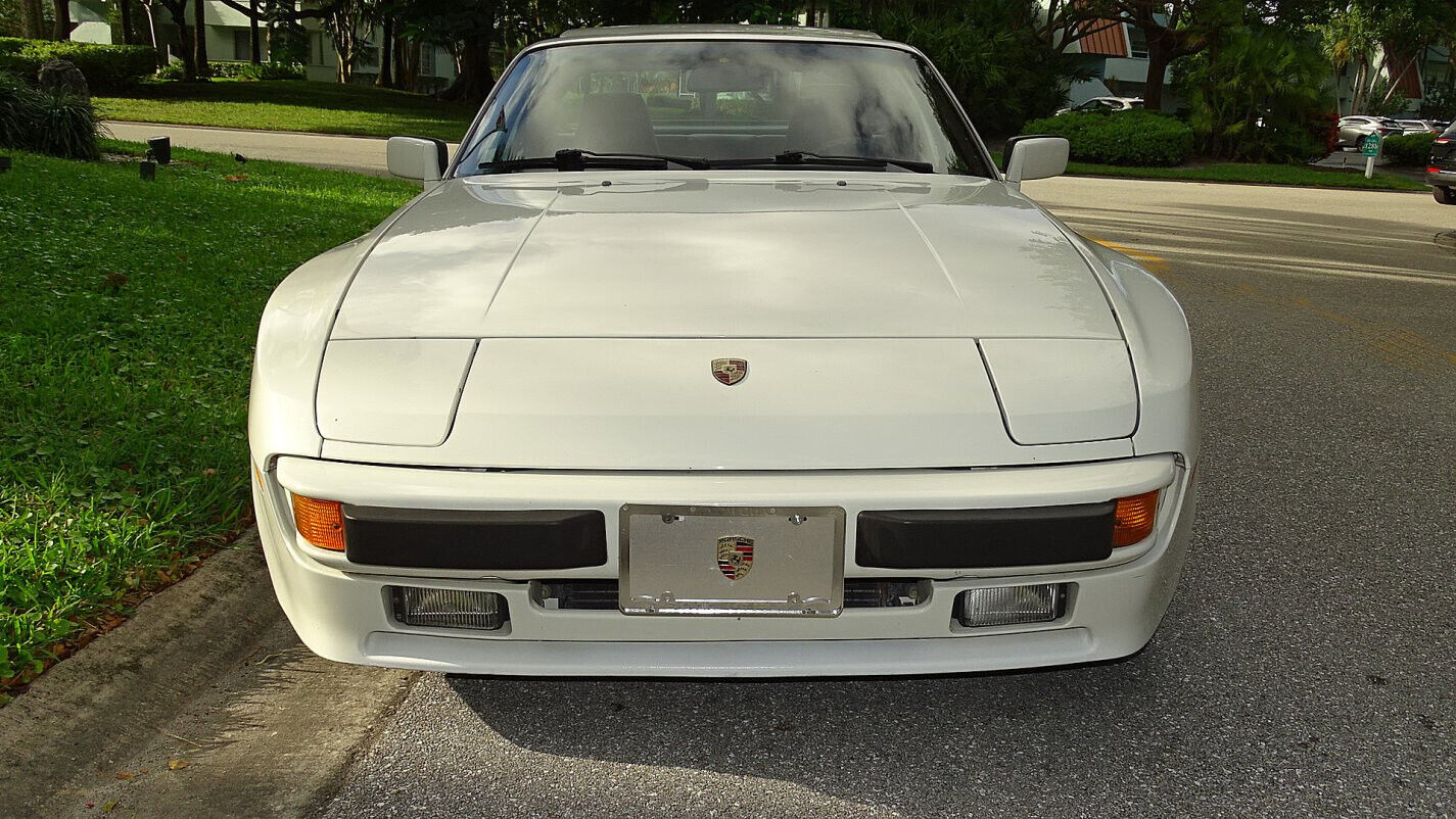 Porsche-944-Coupe-1986-White-Burgundy-72420-14