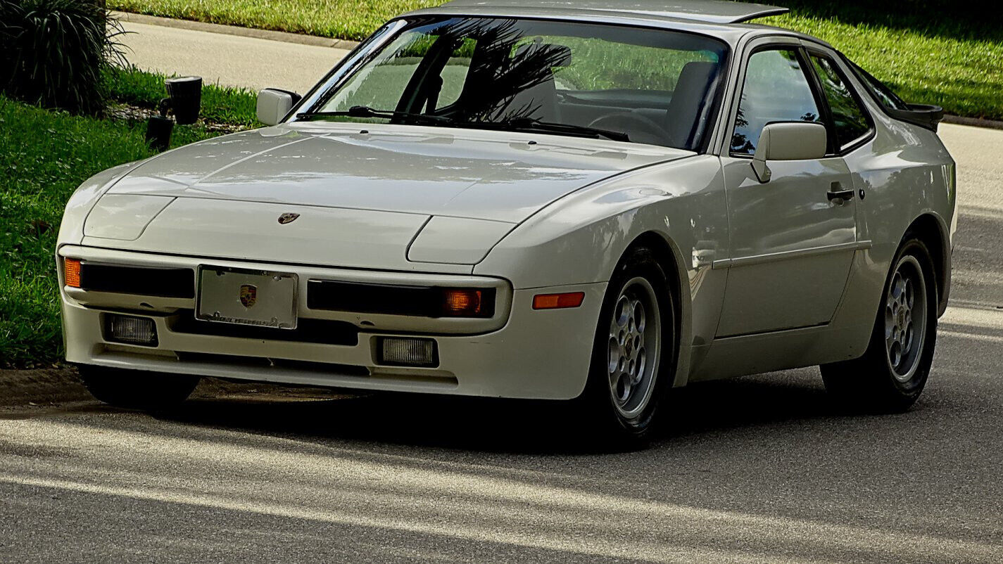 Porsche-944-Coupe-1986-White-Burgundy-72420-16