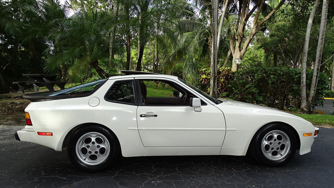 Porsche-944-Coupe-1986-White-Burgundy-72420-2