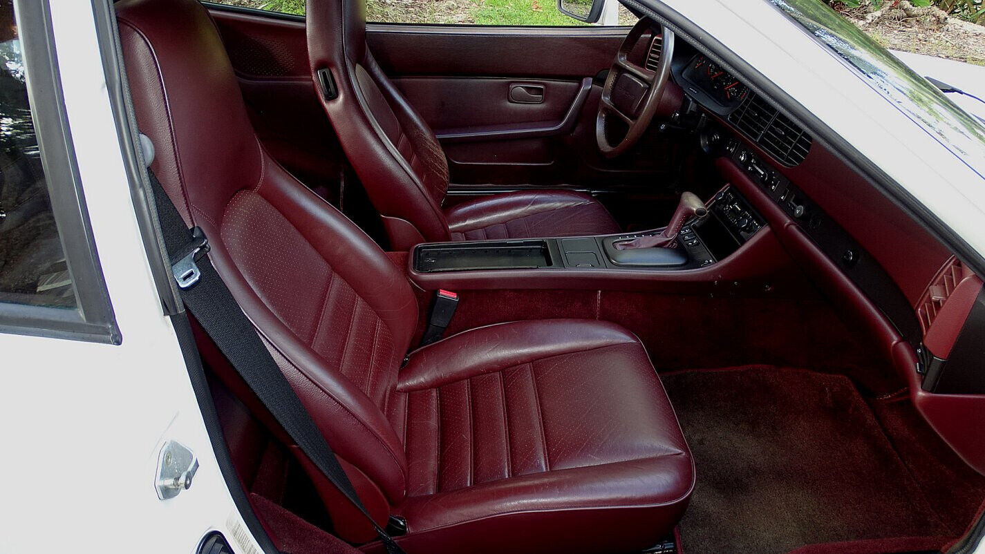 Porsche-944-Coupe-1986-White-Burgundy-72420-23