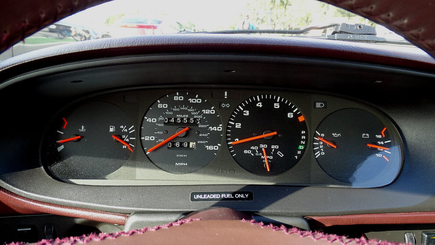 Porsche-944-Coupe-1986-White-Burgundy-72420-26