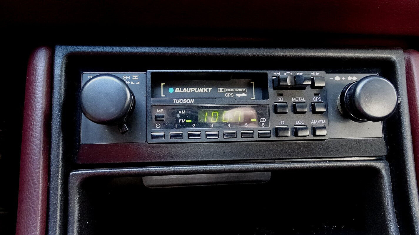 Porsche-944-Coupe-1986-White-Burgundy-72420-27