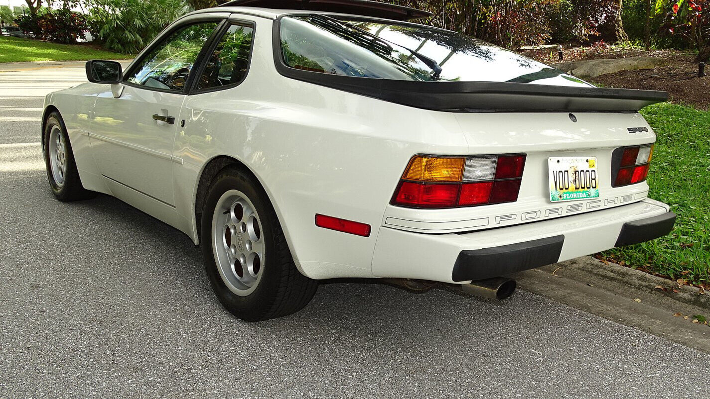 Porsche-944-Coupe-1986-White-Burgundy-72420-3