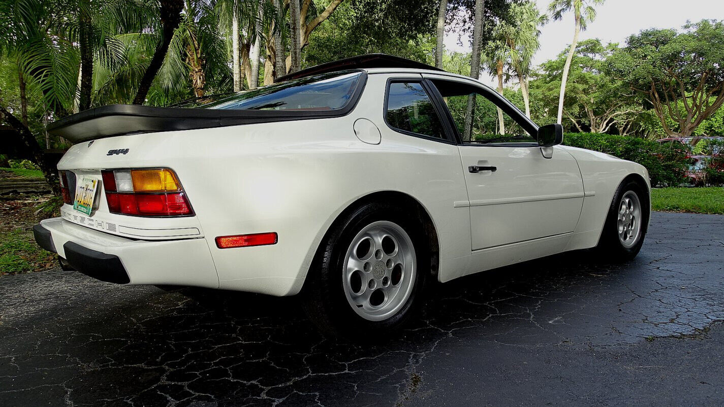 Porsche-944-Coupe-1986-White-Burgundy-72420-4