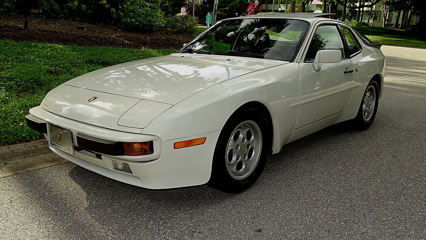 Porsche-944-Coupe-1986-White-Burgundy-72420-5