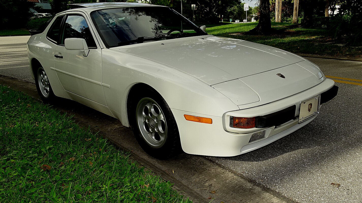 Porsche-944-Coupe-1986-White-Burgundy-72420-6