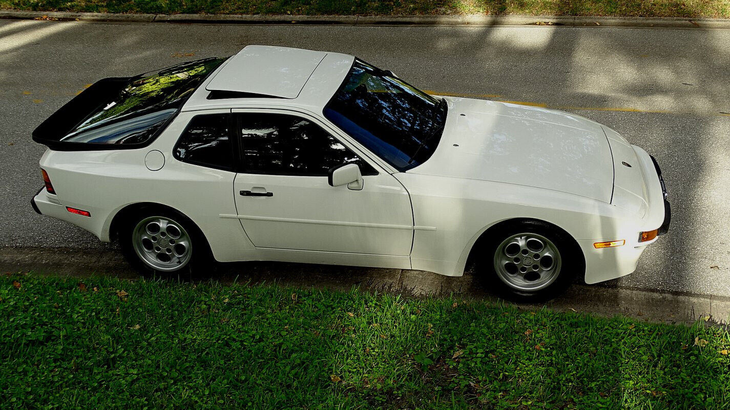 Porsche-944-Coupe-1986-White-Burgundy-72420-7