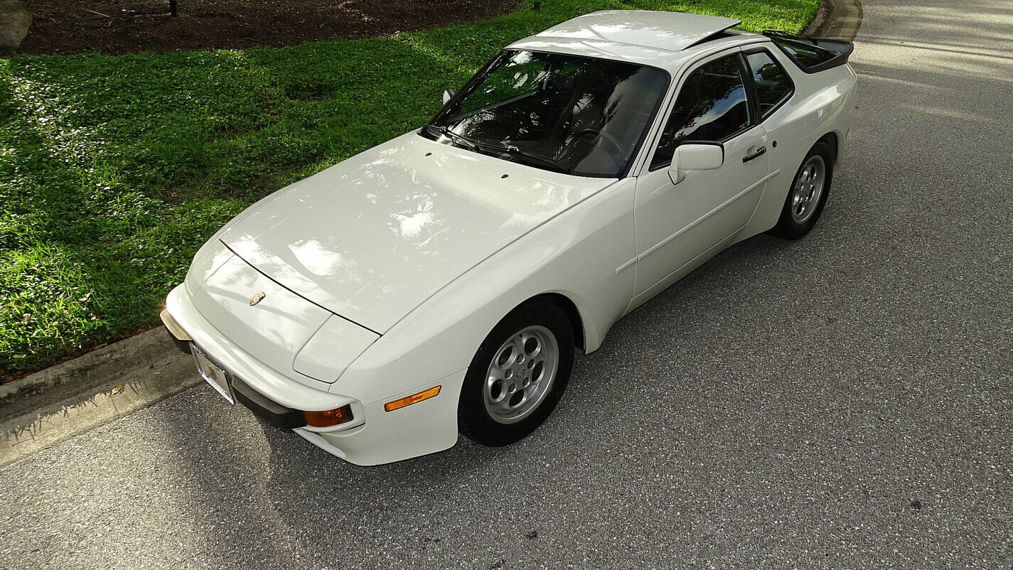 Porsche-944-Coupe-1986-White-Burgundy-72420-8