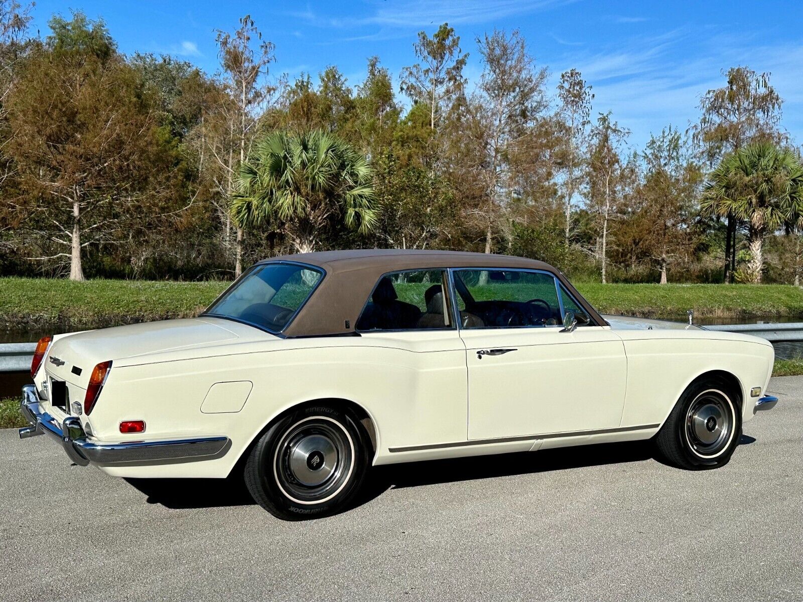 Rolls-Royce-Corniche-1973-25