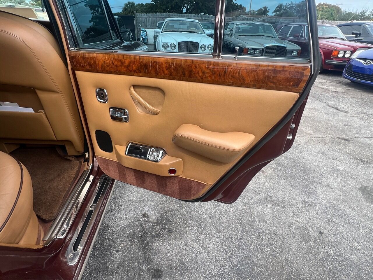 Rolls-Royce-Silver-Shadow-Berline-1980-Brown-Tan-89348-10