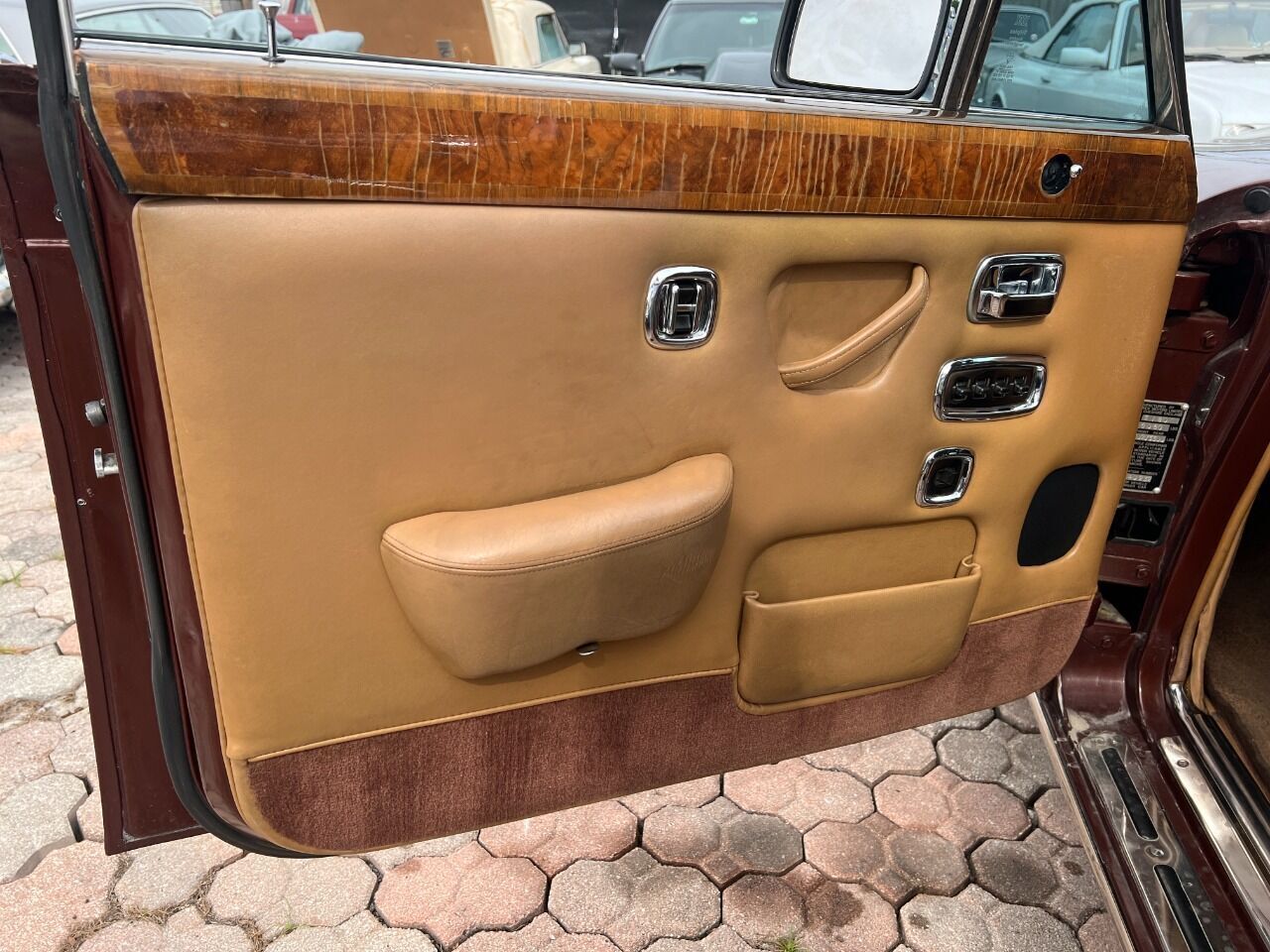 Rolls-Royce-Silver-Shadow-Berline-1980-Brown-Tan-89348-2