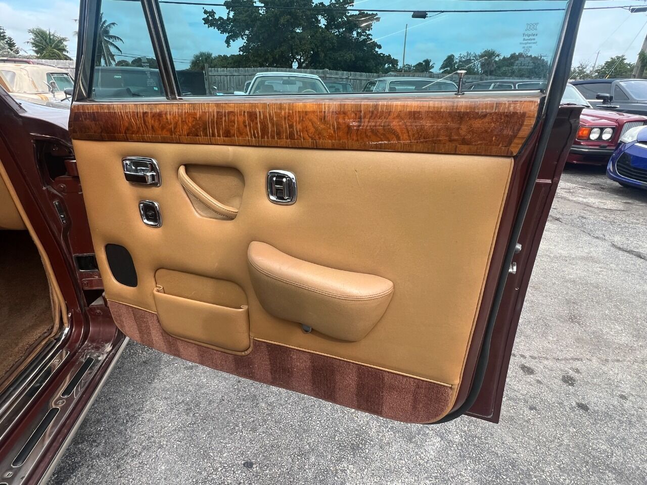 Rolls-Royce-Silver-Shadow-Berline-1980-Brown-Tan-89348-20