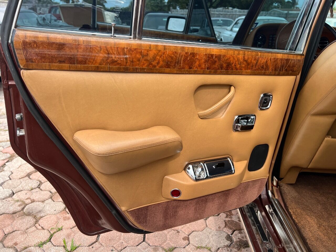 Rolls-Royce-Silver-Shadow-Berline-1980-Brown-Tan-89348-5