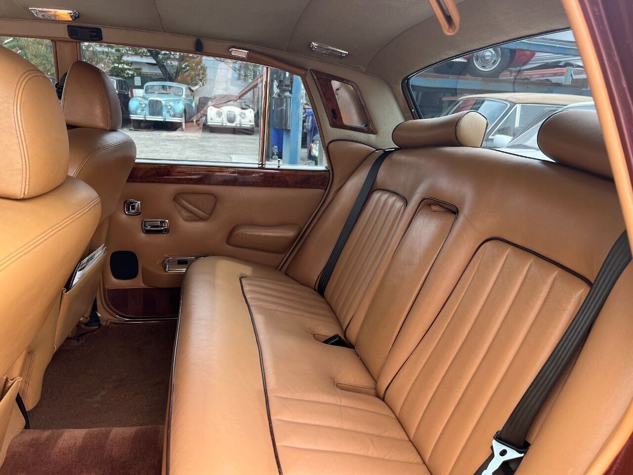 Rolls-Royce-Silver-Shadow-Berline-1980-Brown-Tan-89348-7